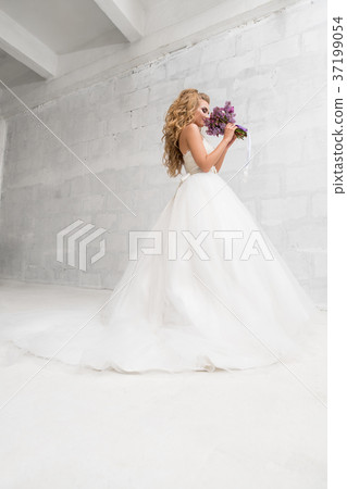 Young bride in studio with exquisite bouquet Young bride in studio with exquisite bouquet 37199054
