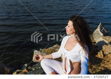 Meditating pregnant woman in lotus position. 37200527