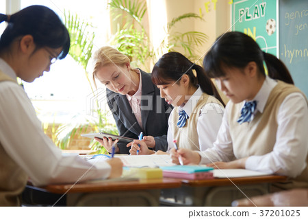 Junior high school student English class tablet high school student 37201025