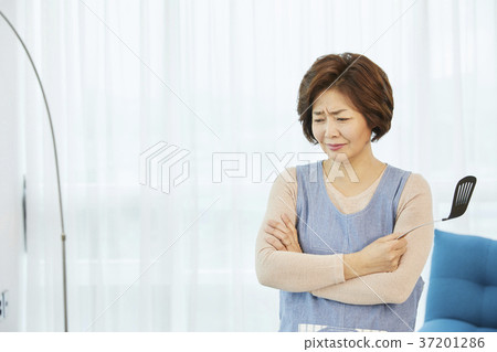 Middle-aged, mother, housewife, living, Korean 37201286