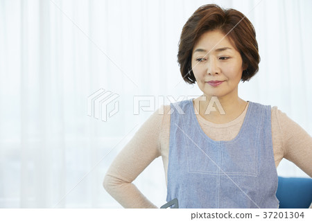 Middle-aged, mother, housewife, living, Korean Middle-aged, mother, housewife, living, Korean 37201304