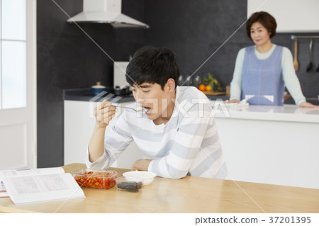 母親,兒子,生活,住房,韓國人 母親,兒子,生活,住房,韓國人 37201395