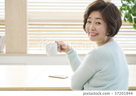 Middle-aged, mother, housewife, living, Korean 37201944