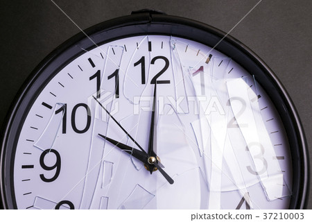 Up of the broken wall clock of the windshield 37210003