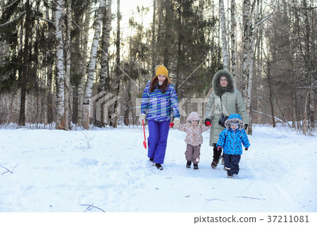 Family with kids in winter park on weekend 37211081