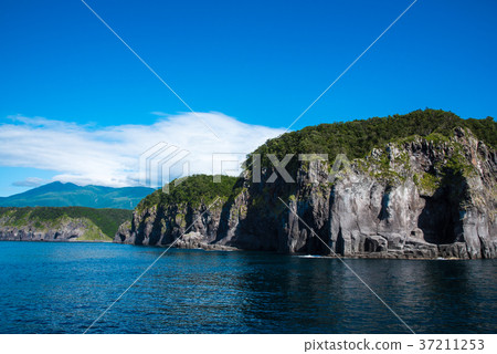 The view from Shiretoko sightseeing boat Satoshi Shiretoko 37211253