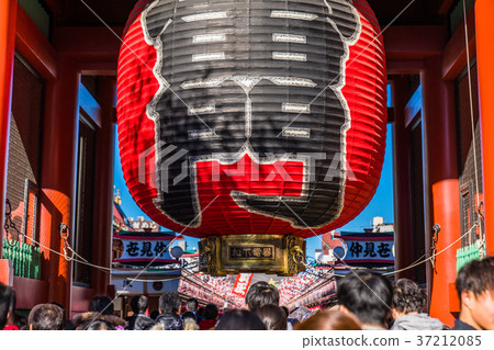 <<Tokyo>> Asakusa crowded with Kaminarimon and New Year 37212085