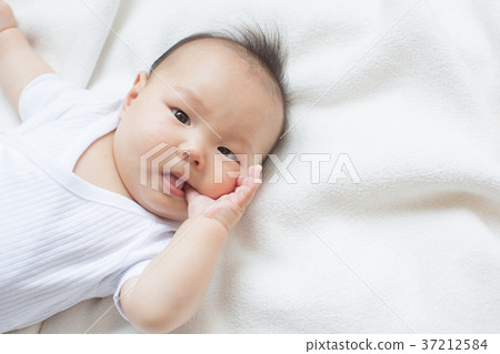 Baby sucking 37212584