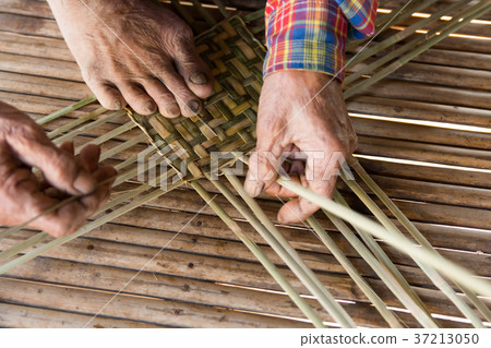 Old man hands manually weaving bamboo. 37213050