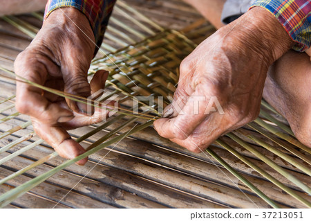 Old man hands manually weaving bamboo. 37213051