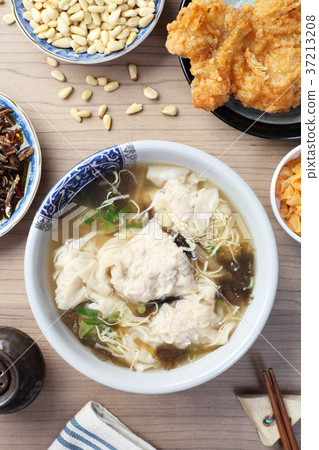 The big pork wonton soup  37213208