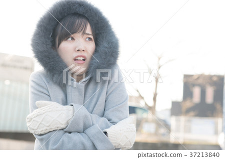 Cold young woman cold chill cold outdoor 37213840