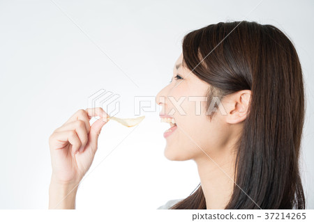 吃土豆片的婦女 37214265