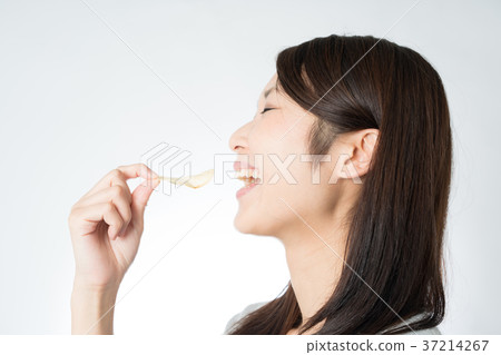 A woman eating potato chips 37214267
