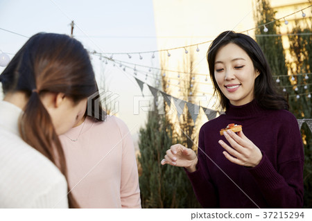 Young woman, friend, Korean Young woman, friend, Korean 37215294