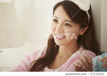 Young woman, friend, Korean Young woman, friend, Korean 37215381