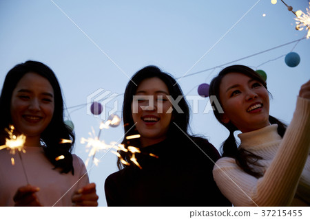 Young woman, friend, Korean Young woman, friend, Korean 37215455