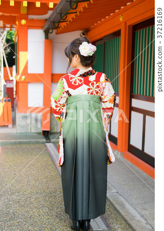 後面觀點的佩帶袋子的婦女 37216169