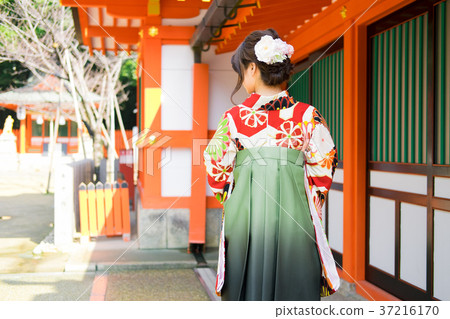 後面觀點的佩帶袋子的婦女 37216170