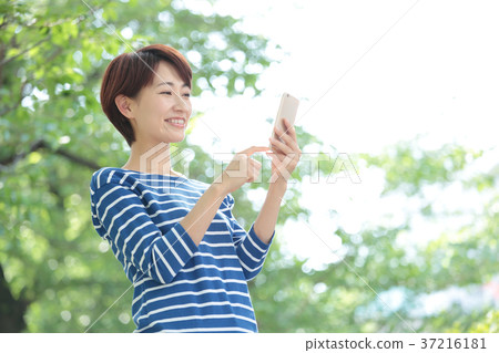 Smartphone middle women Smartphone middle women 37216181