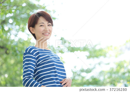 新綠色中間婦女 37216280