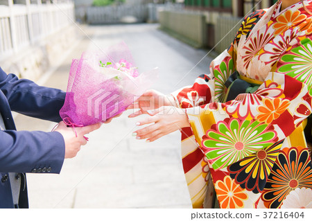 得到花束的日本衣裳婦女 得到花束的日本衣裳婦女 37216404