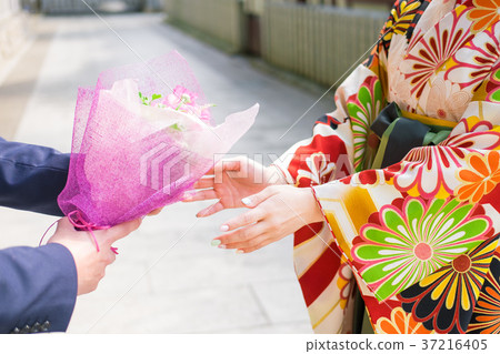 得到花束的日本衣裳婦女 得到花束的日本衣裳婦女 37216405