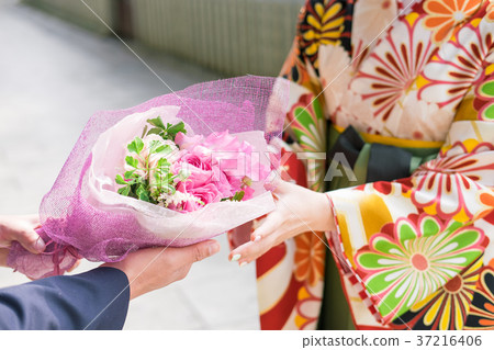 得到花束的日本衣裳婦女 37216406