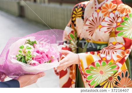 得到花束的日本衣裳婦女 得到花束的日本衣裳婦女 37216407