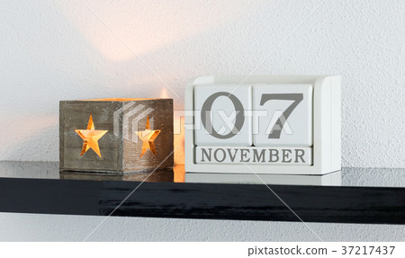 White block calendar 37217437