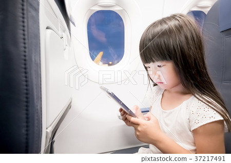 girl paly phone 37217491