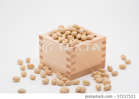 從柿子的煮沸的豆充分回合白色背景a-2中央 37217521