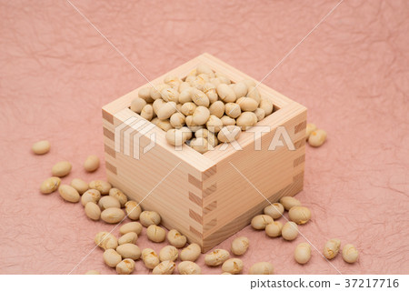 一段充滿大豆的Fukuminato粉紅色日本紙a-3中心的背景從稍微上面 一段充滿大豆的Fukuminato粉紅色日本紙a-3中心的背景從稍微上面 37217716
