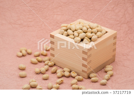 從掃帚溢出的Fukuminato的一部分,粉紅色的washi c-1的背景右對齊 從掃帚溢出的Fukuminato的一部分,粉紅色的washi c-1的背景右對齊 37217719