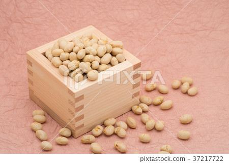 A set of rich soy beans from the persimmon section Background of pink Japanese paper d-2 Left-justified A set of rich soy beans from the persimmon section Background of pink Japanese paper d-2 Left-justified 37217722
