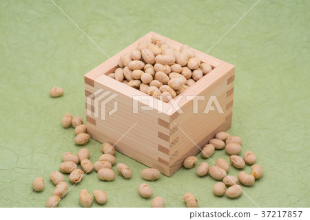 A set of lucky beans from the persimmon section Background of arbor-colored Japanese paper a-3 Center From slightly above A set of lucky beans from the persimmon section Background of arbor-colored Japanese paper a-3 Center From slightly above 37217857