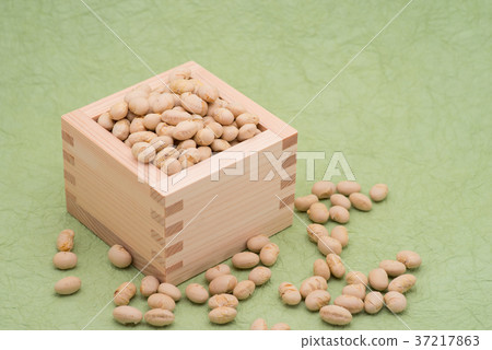 A set of lucky beans from the persimmon section Background of Japanese herbal paper d-2 Left-justified A set of lucky beans from the persimmon section Background of Japanese herbal paper d-2 Left-justified 37217863