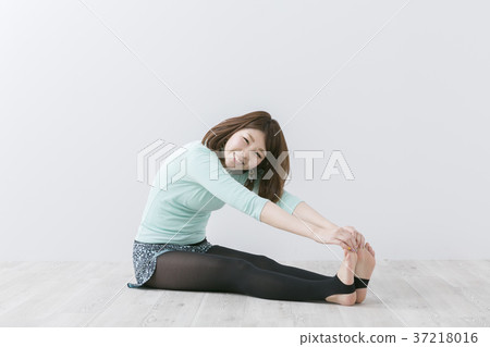 Women exercising Women exercising 37218016