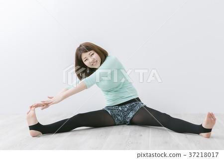 Women exercising 37218017