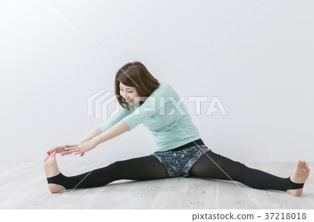 Women exercising Women exercising 37218018