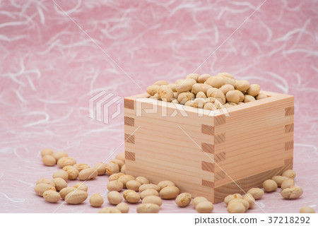 Boiled beans from the persimmon section Peach cloud background of pink cloud dragon paper b-1 right alignment Slightly from the side Boiled beans from the persimmon section Peach cloud background of pink cloud dragon paper b-1 right alignment Slightly from the side 37218292