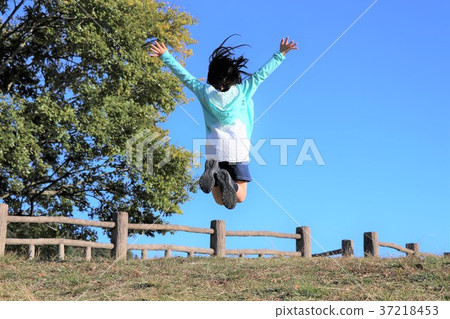 Girls to jump 37218453