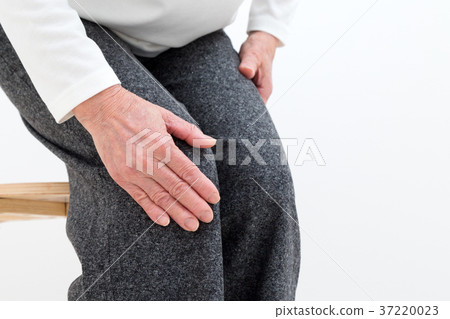 Senior knee pain 37220023