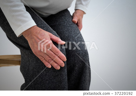 Senior knee pain 37220192