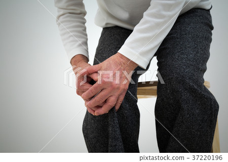 Senior knee pain 37220196