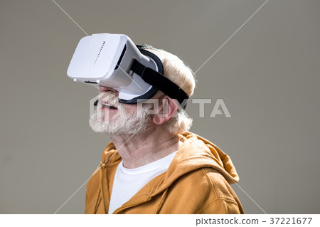 Fascinated old man with oculus 37221677