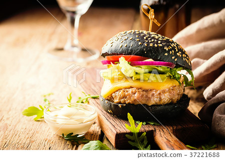 Classic beef burger 37221688