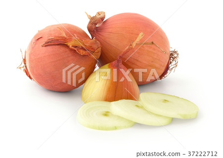 Fresh brown onion bulbs isolated on white Fresh brown onion bulbs isolated on white 37222712