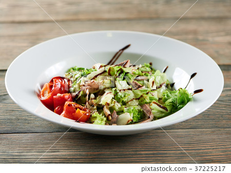 Light salad with paprika and chicken 37225217