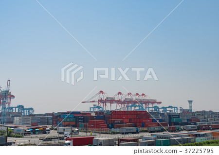 Yokohama port  37225795